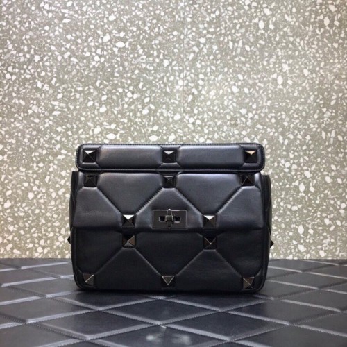 VALENTINO GARAVANI Római bedugós nagyméretű nappa báránybőr 1189L fekete