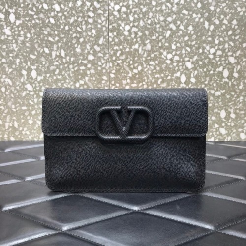 VALENTINO GARAVANI Stud Sign szemcsés borjúbőr clutch táska 0650 fekete