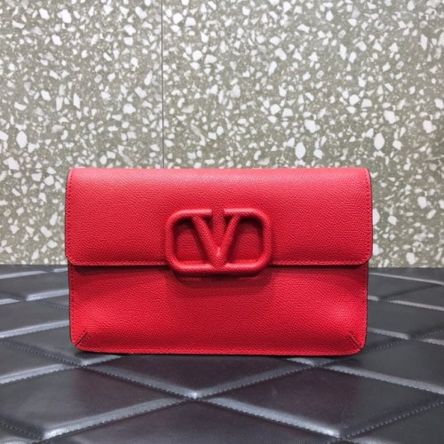VALENTINO GARAVANI Stud Sign szemcsés borjúbőr clutch táska 0650 piros
