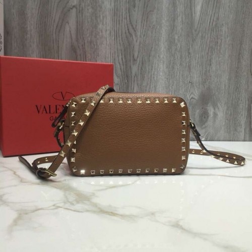 VALENTINO Rockstud bőr fényképezőgép crossbody táska 2855 barna