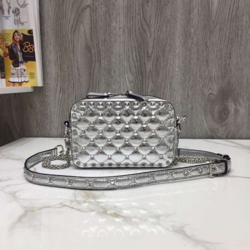 VALENTINO Rockstud bőr fényképezőgép crossbody táska 57367 ezüst