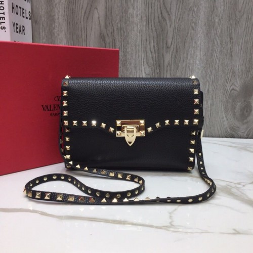 VALENTINO Rockstud bőr crossbody táska 76357 fekete
