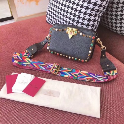 Valentino Garavani Rockstud bőr válltáska 7279 fekete