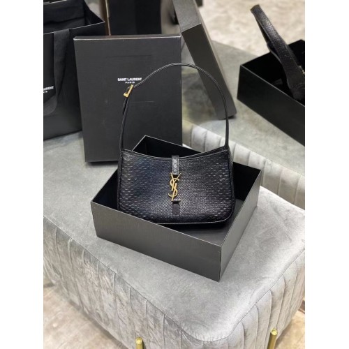 YSL LE 5 A 7 HOBO TÁSKA MATT PYTHON SZÍNBEN Y687228 fekete