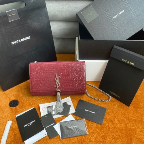 Yves Saint Laurent KATE LÁNCOS PÉNZTÁRCA BOZOTTAL, KROKODILMINTÁSÚ, FÉNYES BŐRBŐL 452159 Bordó