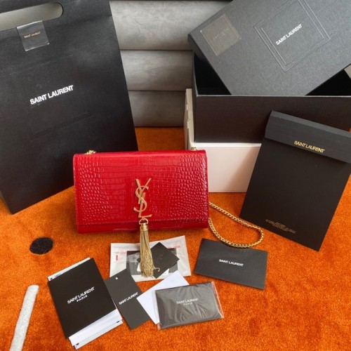 Yves Saint Laurent KATE LÁNCOS PÉNZTÁRCA BOZOTTAL, KROKODILMINTÁSÚ, FÉNYES BŐRBŐL 452159 piros