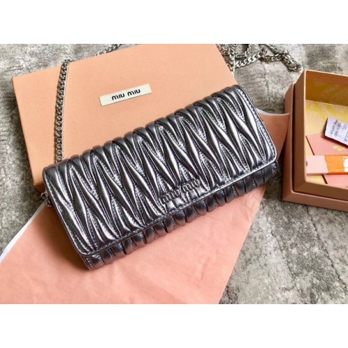 miu miu Matelasse Nappa Bőr Kuplung 5DH002 szürke