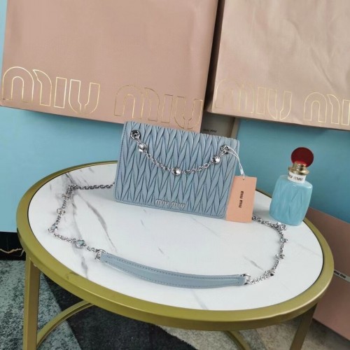 miu miu Matelasse Nappa Bőr Válltáska 5AC065 világoskék