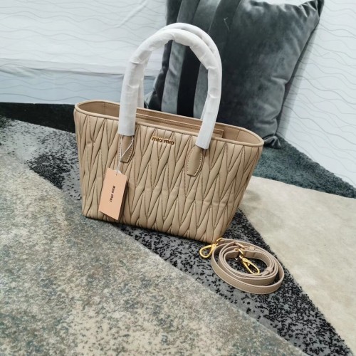 miu miu Matelasse nappa bőr felső fogantyús táska 5BG163 barackszínű