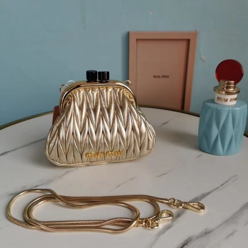 miu miu Matelasse nappa bőr mini válltáska 5BB017S arany