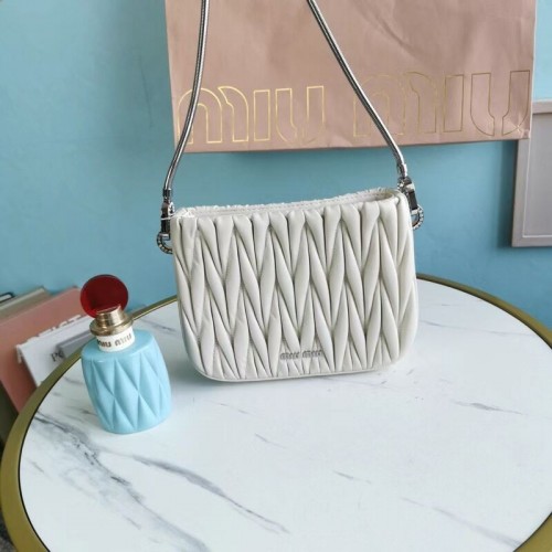 miu miu Matelasse nappa bőr mini válltáska 5BH200 ezüst