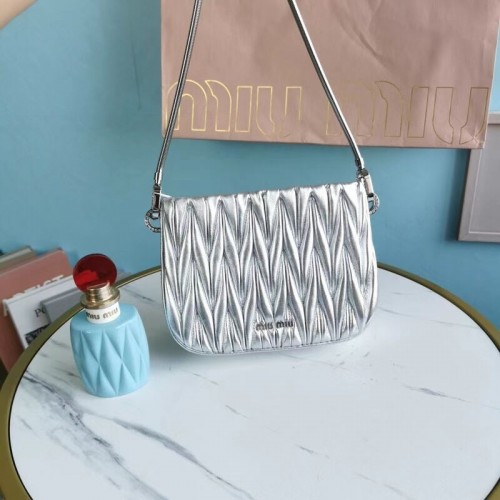 miu miu Matelasse nappa bőr mini válltáska 5BH200 ezüst