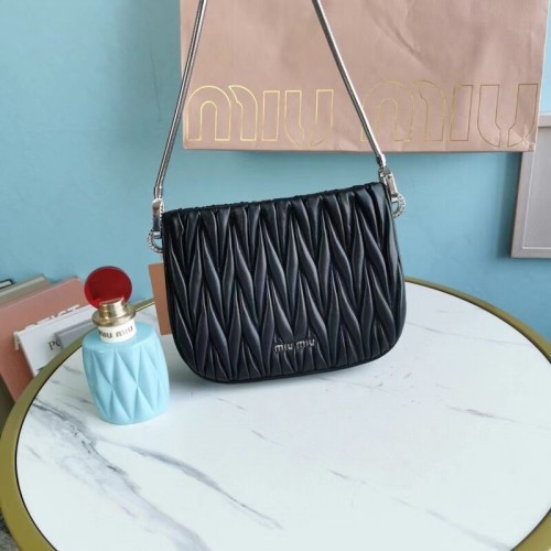 miu miu Matelasse nappa bőr mini válltáska 5BH200 fekete