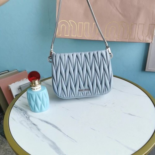 miu miu Matelasse nappa bőr mini válltáska 5BH200 világoskék