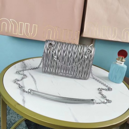 miu miu Matelasse Nappa Bőr Mini Válltáska 5TT124 Ezüst